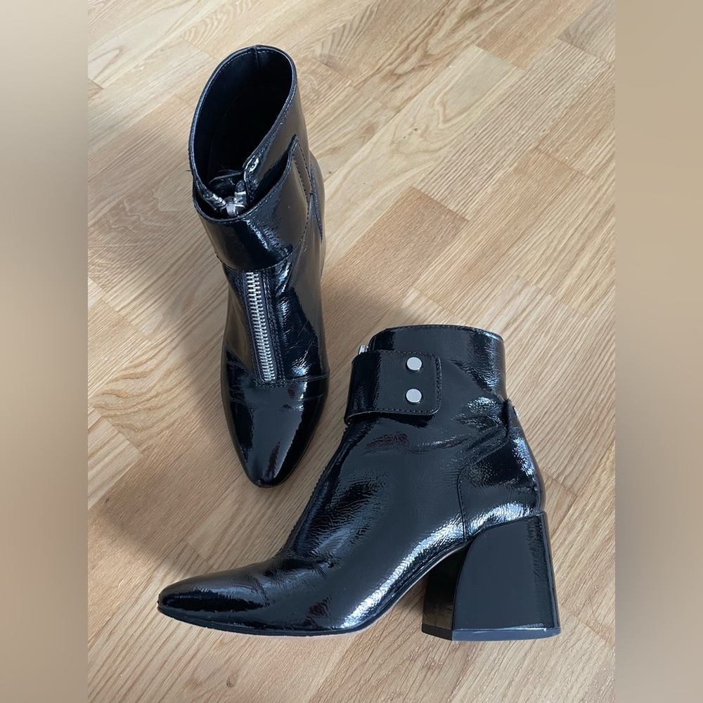 Ankle boots in shiny leather with zippers, size 7.5. Brand Dolce Vita.